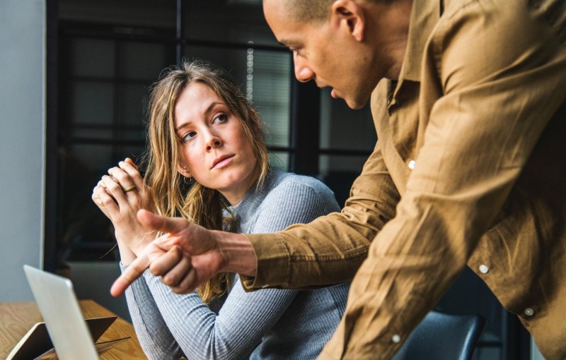 twee collega's discussieren over werk met een laptop