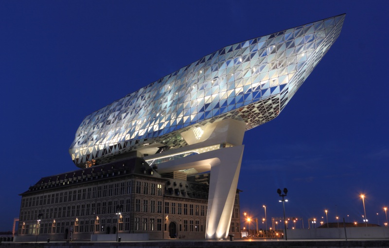 Het Havenhuis van Antwerpen 's avonds
