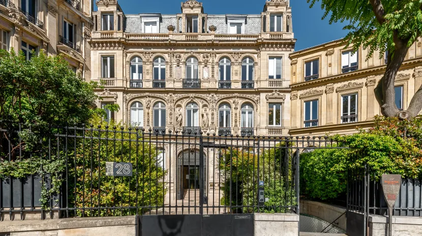 Foto 1 der 28 place Saint Georges in Paris