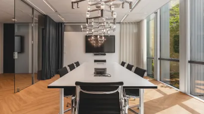 Meeting room with screen claude debussylaan