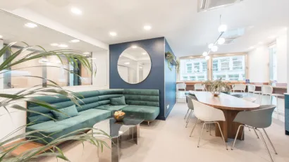 Open area 42 Avenue Montaigne