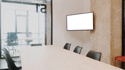 private meetingroom seven people