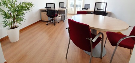 Private office four workstations with private meeting table