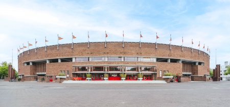 De ingang van het kantoor Olympisch Stadion 24-28 in Amsterdam