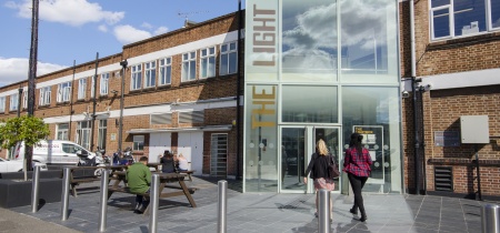 Foto 5 van 111 Power Road in Londen