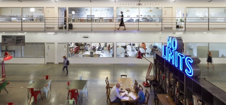 Foto 2 di 242 Acklam Road ad Londra