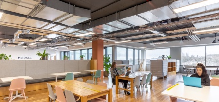 Foto 2 di 2 Lakeside Drive ad Londra