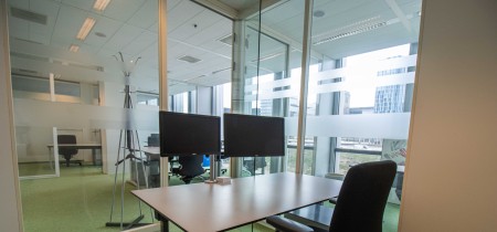 Smaller office with screens claude debussylaan