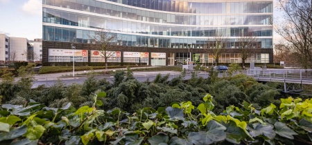 outside building da vincilaan