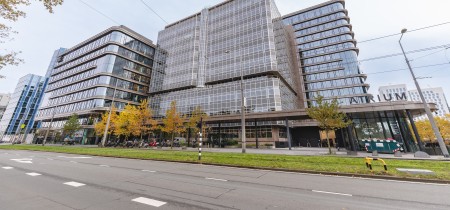 Hal met flexwerkplekken aan de Strawinskylaan 4117 in Amsterdam
