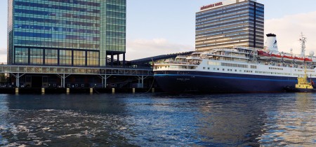 Buitenaanzicht van het kantoorpand aan de Piet Heinkade 55 in Amsterdam met daarvoor een kanaal
