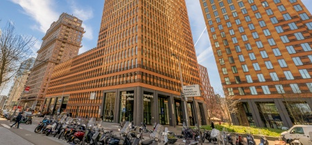 Buitenaanzicht van de kantoorpanden van het Gustav Mahlerplein 104-115 in Amsterdam