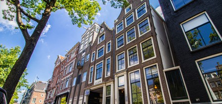 Buitenaanzicht van het authentieke kantoorpand aan de Herengracht 221 in Amsterdam