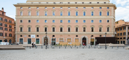 Beautiful Palazo Marignoli Building Piazza di San Silvestro 8