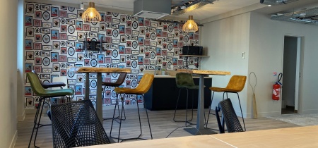 Bar tables and outstanding wall 14 rue Delambre