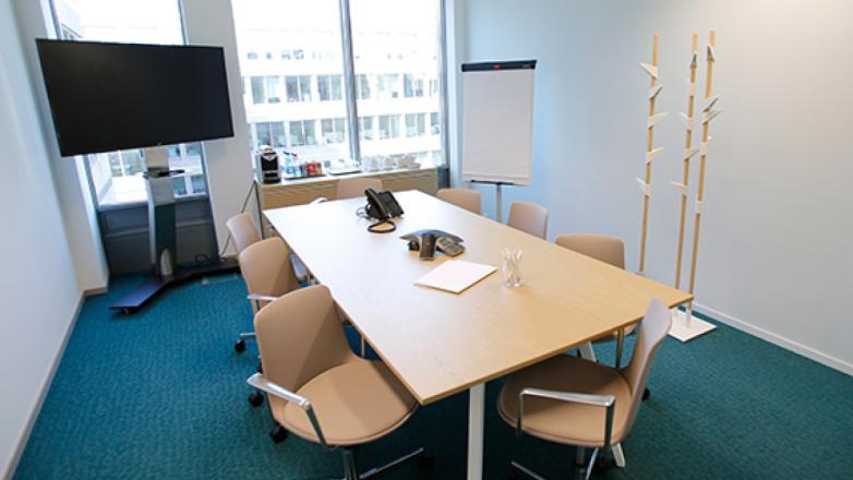 eight people meeting presentation room