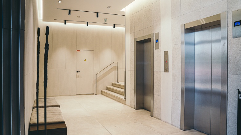 entrance 12-14 Rond-Point des Champs-Élysées