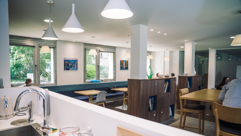 lunch area 183 Avenue Charles de Gaulle