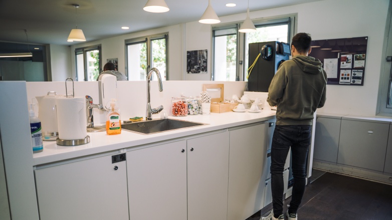 lucnh area 183 Avenue Charles de Gaulle