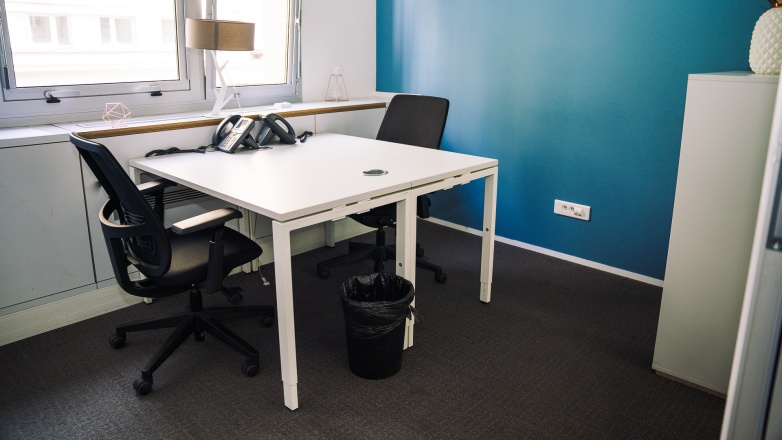 two workstation 183 Avenue Charles de Gaulle