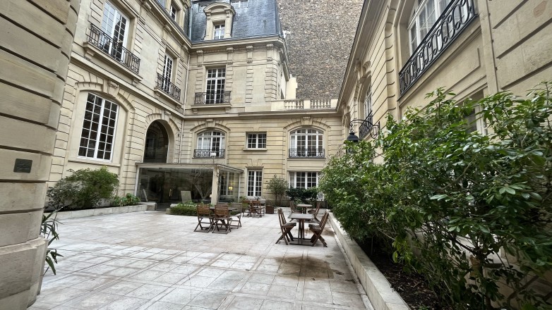 interior court 33 rue Galilée