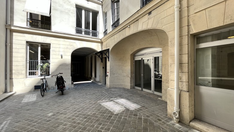 Courtyard 35 Rue de Châteaudun