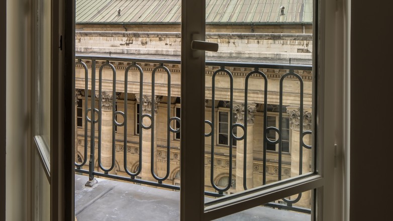window 42 rue Notre Dame des Victoires