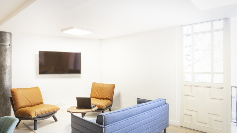 tv 52 boulevard Voltaire