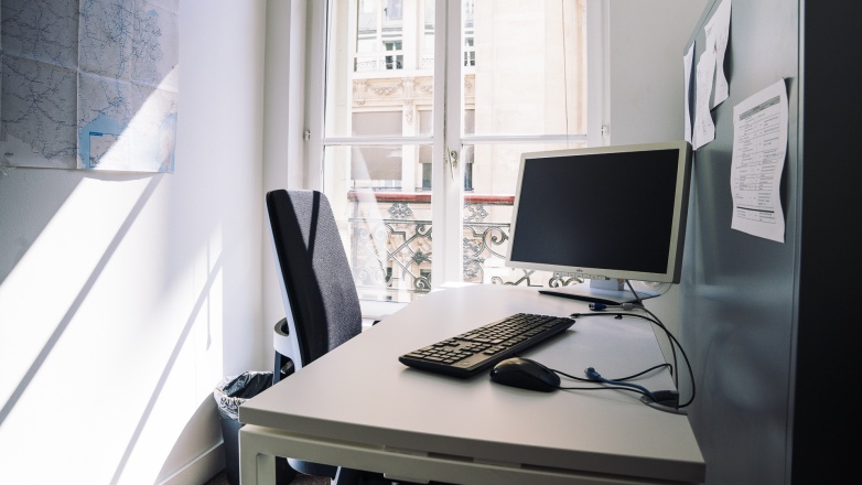 one workstation 57 Rue d'Amsterdam