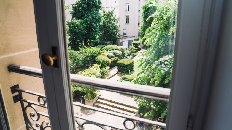 window 72 rue du Faubourg Saint Honoré 