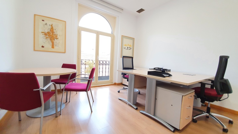 Private office two workstations with meeting table