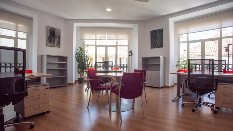 Large corneroffice six workstations with private meeting table