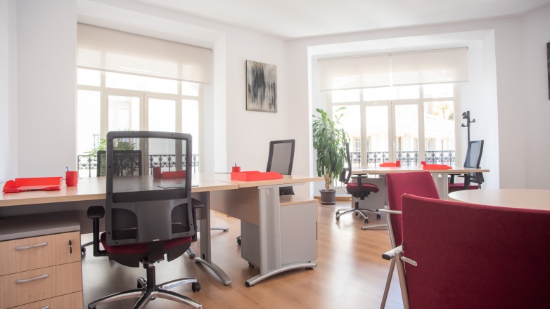 Large corneroffice seven workstations with private meeting table