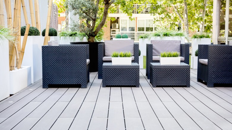 Roofterrace with lounging chairs