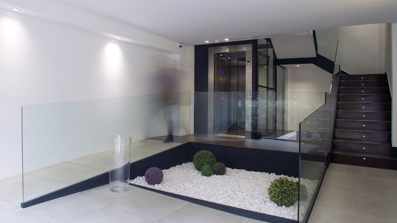 Stylish entrance and lift