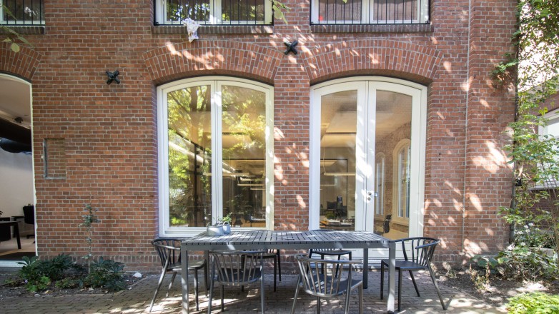 table in garden lijnbaansgracht