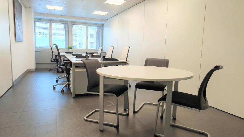 Private office six workstations with meeting table