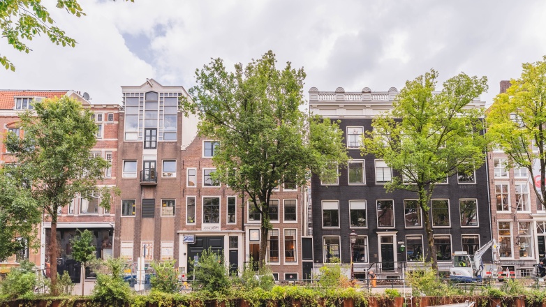 Buitenaanzicht van het authentieke kantoorpand aan de Herengracht 221 in Amsterdam