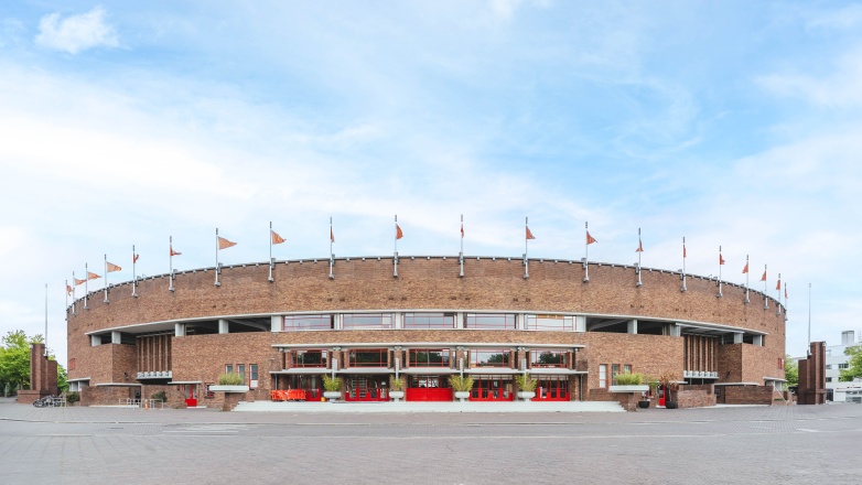De ingang van het kantoor Olympisch Stadion 24-28 in Amsterdam
