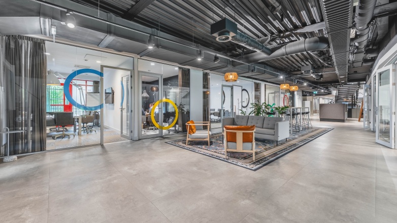 Een gang met planten en bank in het kantoor Olympisch Stadion 24-28 in Amsterdam