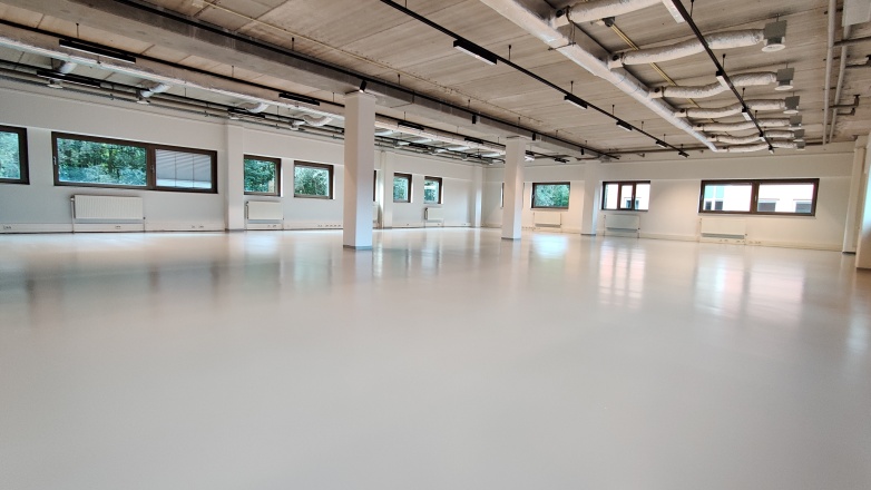 Empty office space 