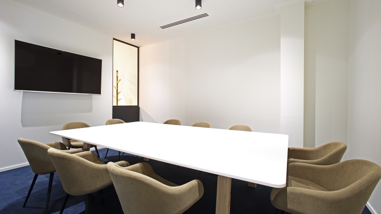 Boardroom with beamer 21 Rue Glesener