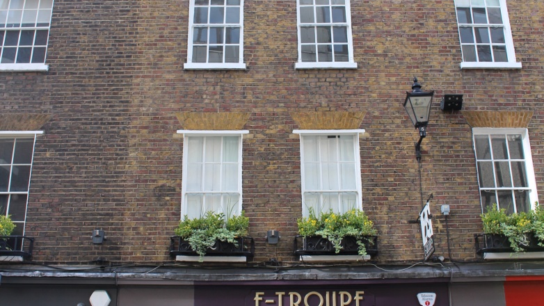 Foto 1 di 6-8 Ganton Street ad Londra