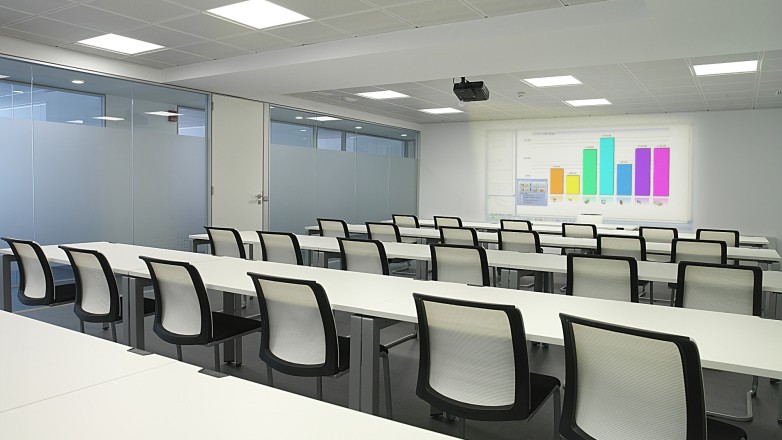 Spacious meetingroom in classroom setting