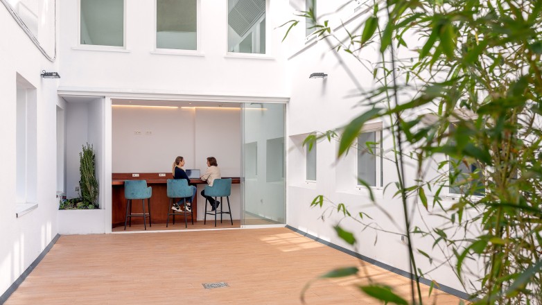 Flexdesks with outside patio