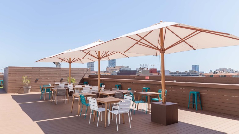 Roofterrace shaded with tables