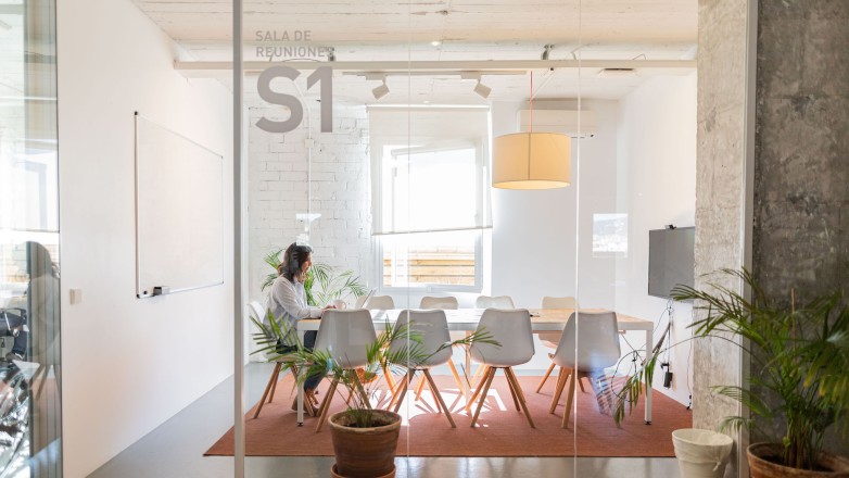 nine person meetingroom