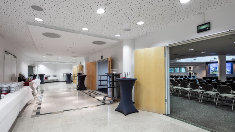 Entrance conference hall Karl-Hammerschmidt-Straße 32-42