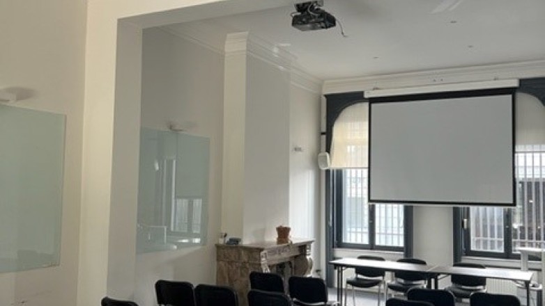 meeting room/ conference room 