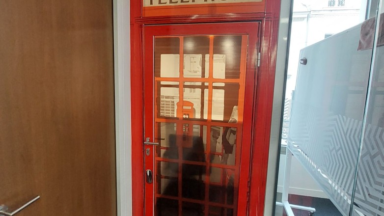 Phone booths 28 rue de Londres
